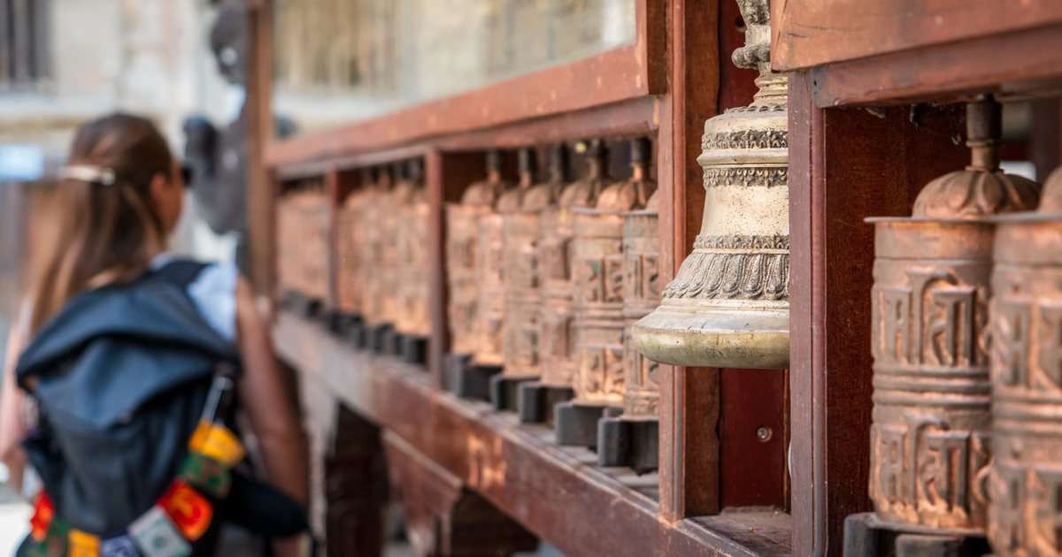 Reisende entdecken Landschaft und Alltag auf einer Nepal-Reise