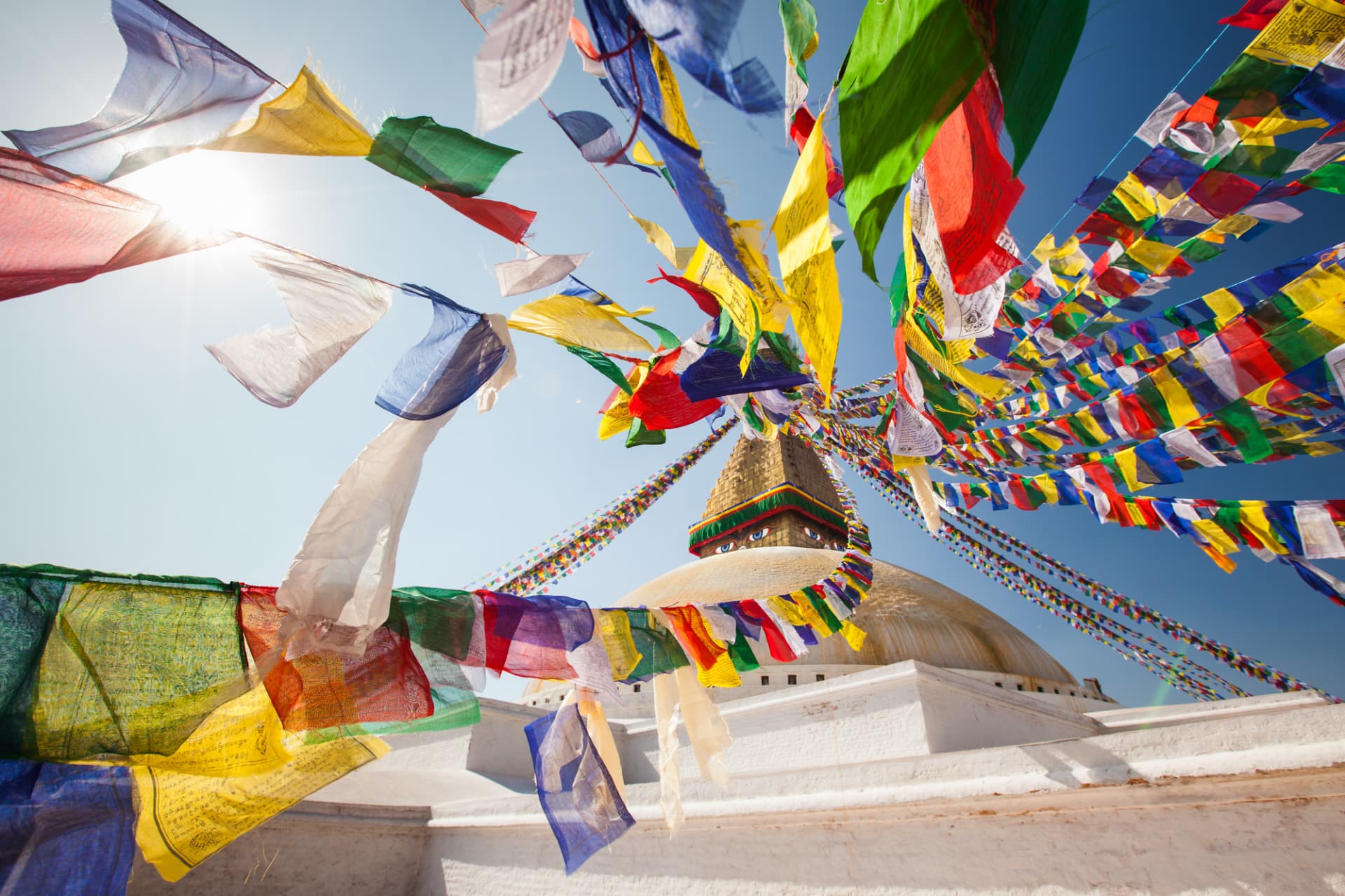 Bunte Gebetsfahnen im Wind vor der Boudhanath-Stupa in Kathmandu
