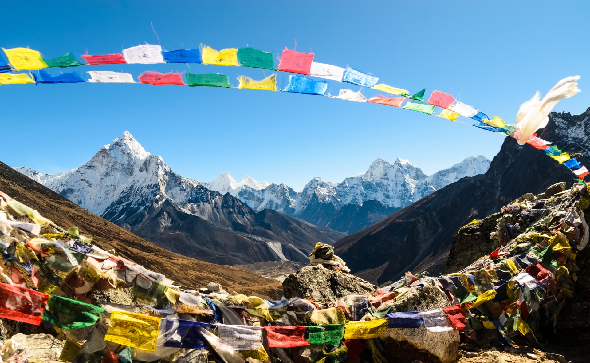 Gebetsfahnen vor dem Panorama der Ama Dablam und weiterer Himalaya-Gipfel
