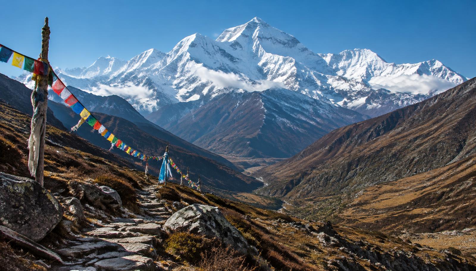 Kanchenjunga-Massiv über einem einsamen Bergpfad mit Gebetsfahnen