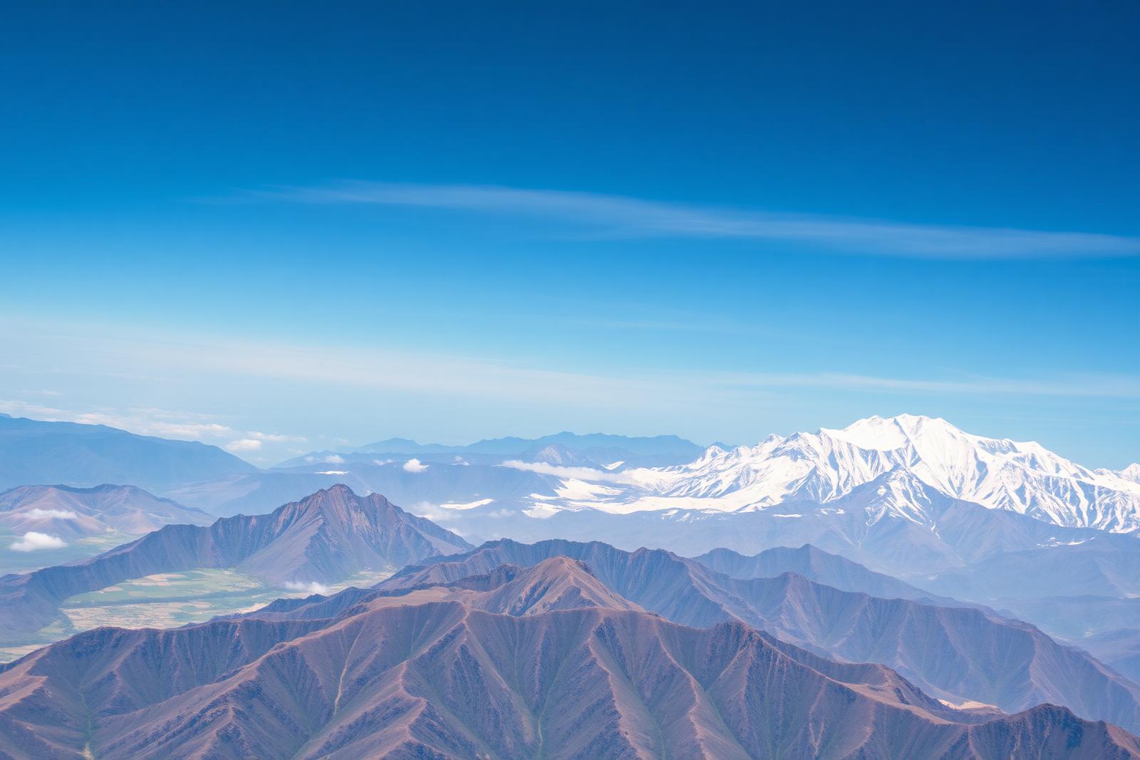 Blick über die Hügelketten Nepals bis zur schneebedeckten Himalaya-Hauptkette